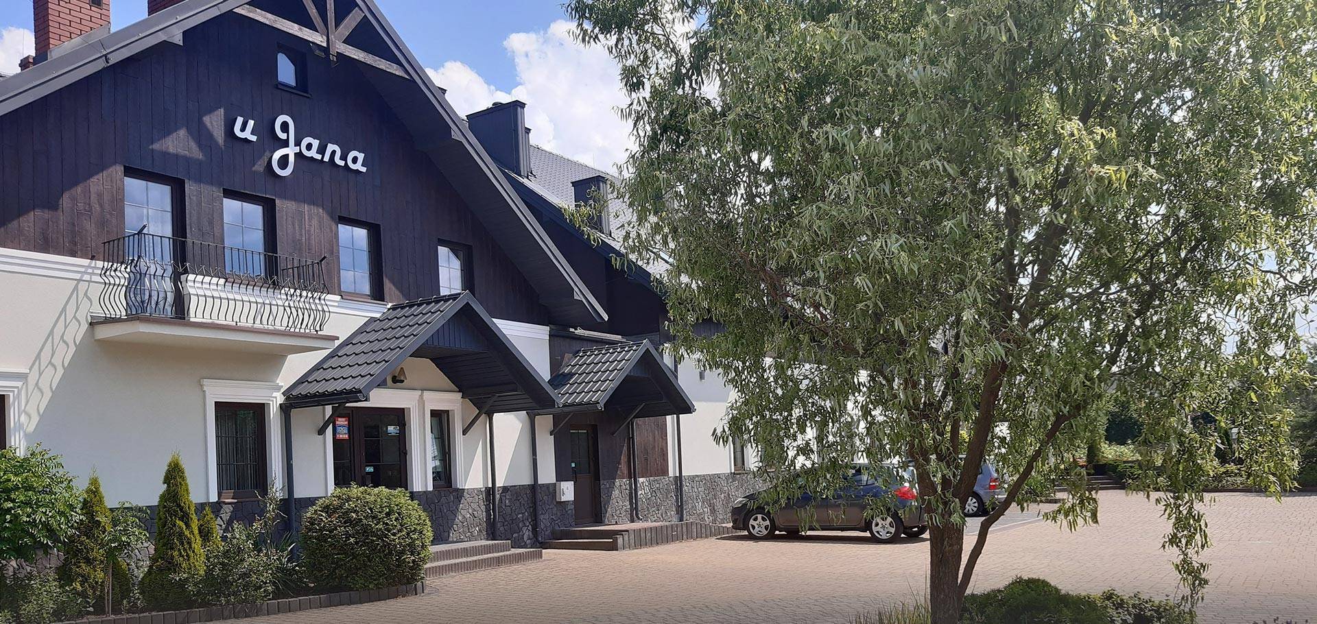 Budynek z firmowym szyldem nad oknami