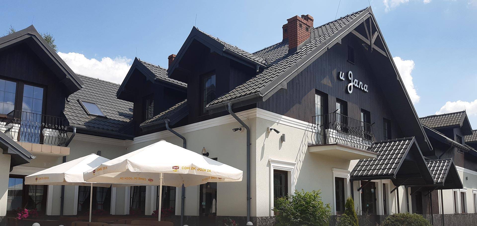 Czarno-biały budynek